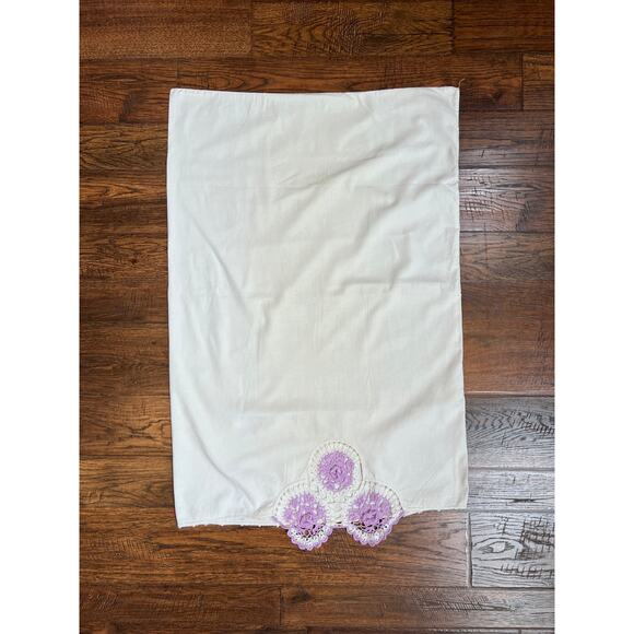 Vintage Linens - Pair of Embroidered Pillowcases - Purple Crochet Doilies - Picture 4 of 5